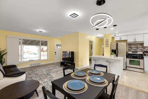 Redford House | Gn4 - Sleek Private Room Ideal for Remote Work, Wi-Fi, Free Parking