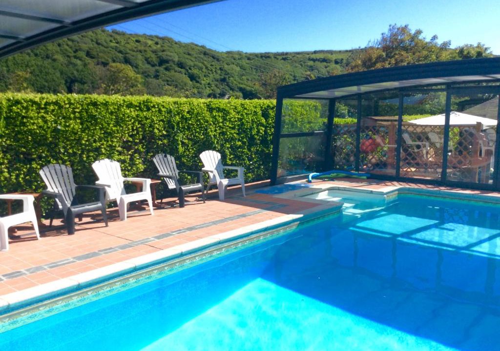 Portreath Apartment | Going Going ! 4 Min walk to Beach, Pubs, Restaurants, Shops, Heated Pool, Hottub, Games room, 1 acre Garden, BBQ's, Private Parking, WIFI, Basesets acre, Other dates also !