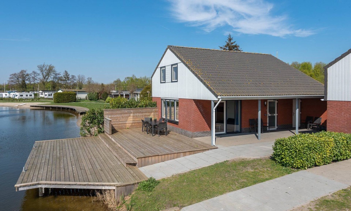 Elburg Cabin | Going on holiday with the entire family? Stay at our freestanding bungalow with a view of the Veluwemeer or at the courtyard garden.