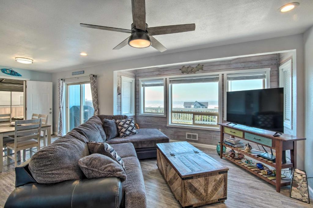 Gold Beach House | Gold Beach Home w/Hot Tub, 1/4 Mi to Beach!