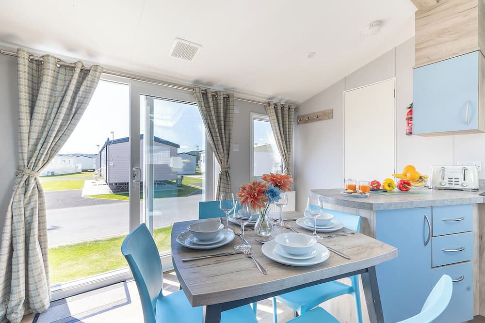 Helston House | Gold Caravan with parking, ensuite & decking