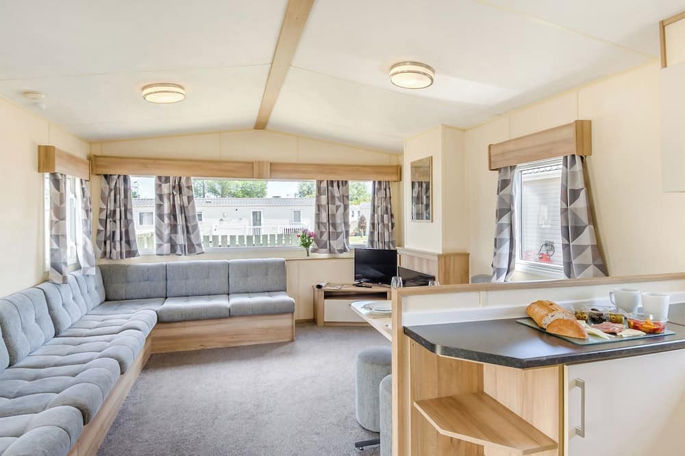 Ryde House | Gold Caravan with decking & sea view 6 P