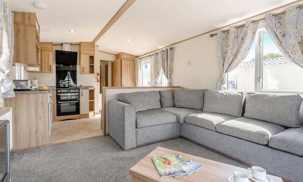 Ryde House | Gold Caravan with decking