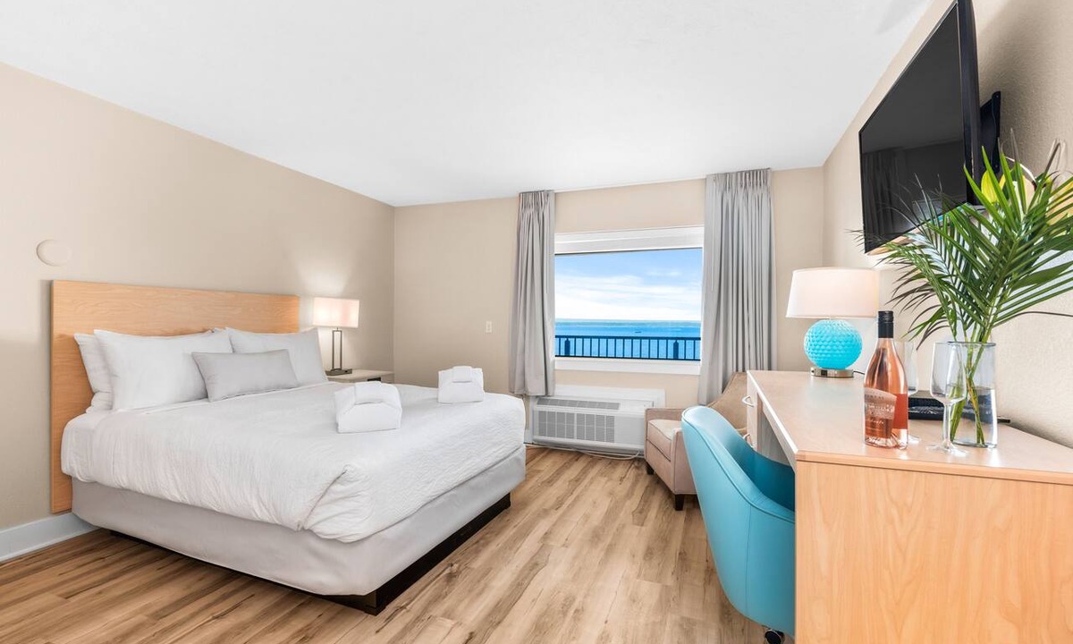 Traverse City Hotel | 🏖️ Gold Coast Inn | Breathtaking Sunsets w/Lake View ➠ 307