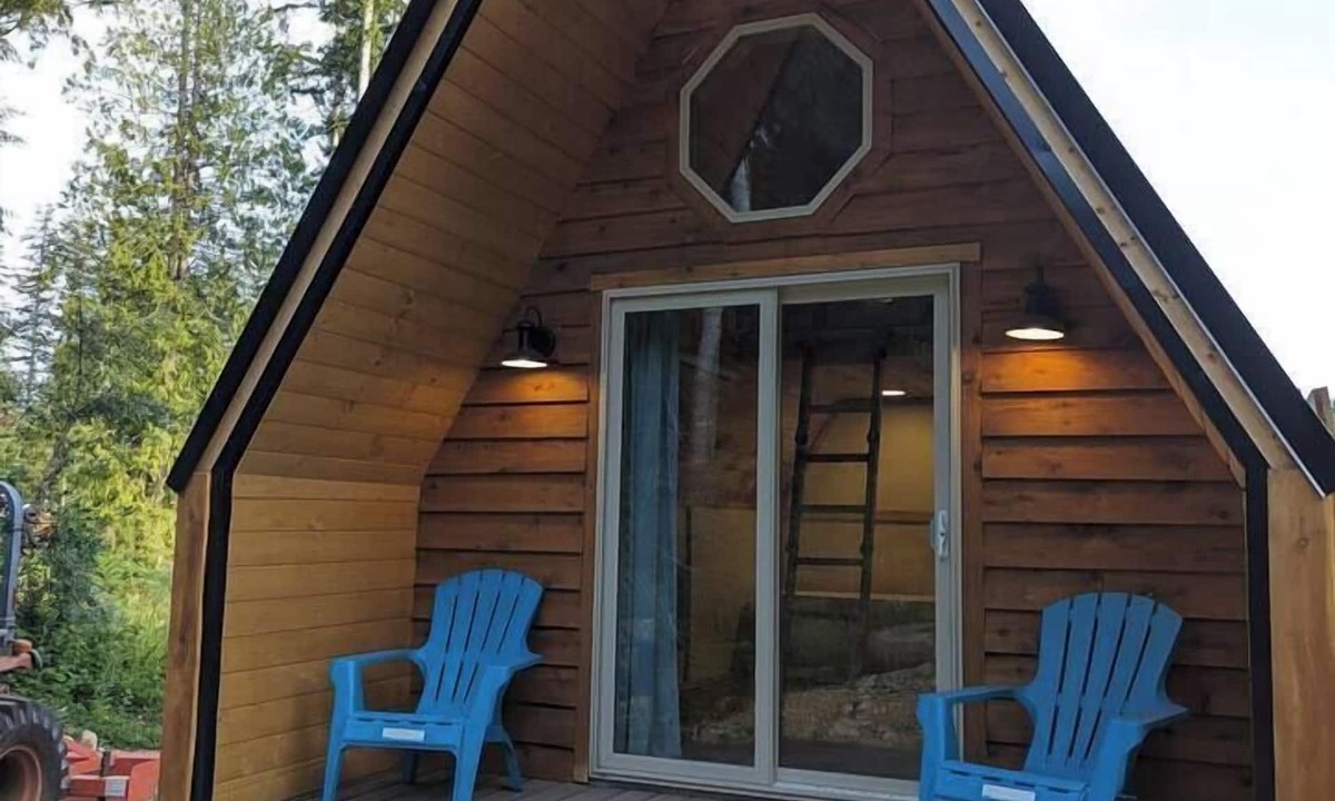 Brew Bay Ski Chalet | Golden rings cabin on 33 acres W/Hot Tub