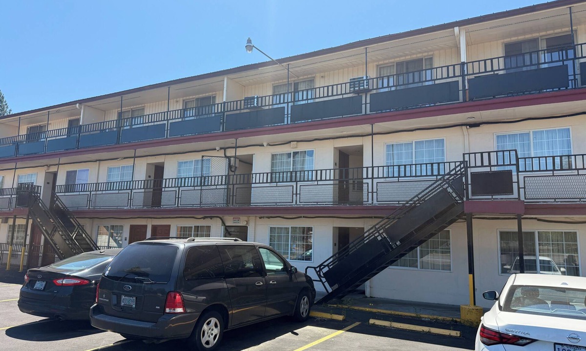 Gresham Hotel | Golden Knight Motel