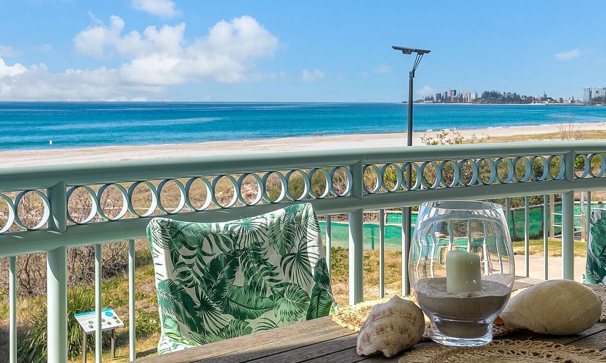Bilinga Apartment | Golden Sea 10 - Absolute Beachfront Bilinga