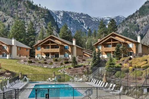 Downtown Leavenworth House | Golf Course View Condo Walk to Town & Pools
