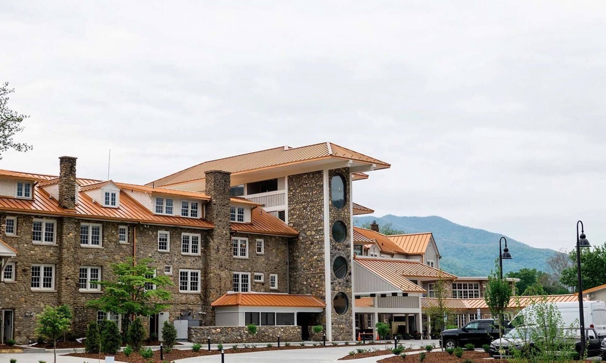 Waynesville Hotel | Golf Course View + Pool. Fitness Center. Dining.