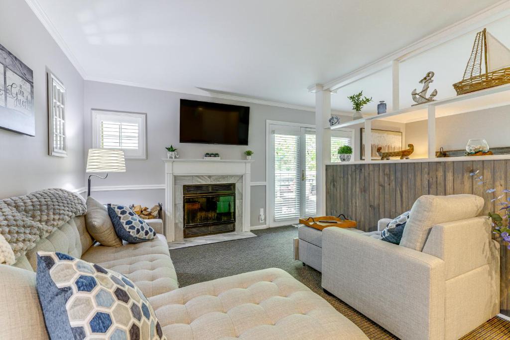 Norwich Apartment | Golf Course Views & Pool Access! Norwich Studio