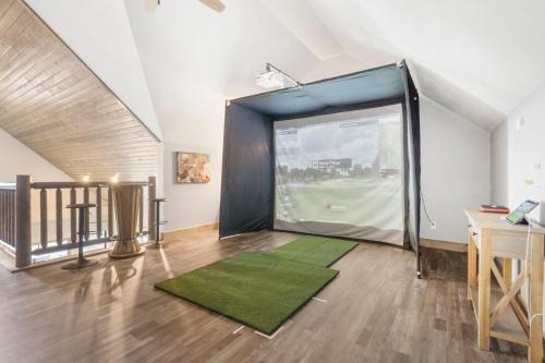 Table Rock House | Golf Simulator- Private Hot Tub- Lake Views- Free Daily Tickets- Close to Attractions