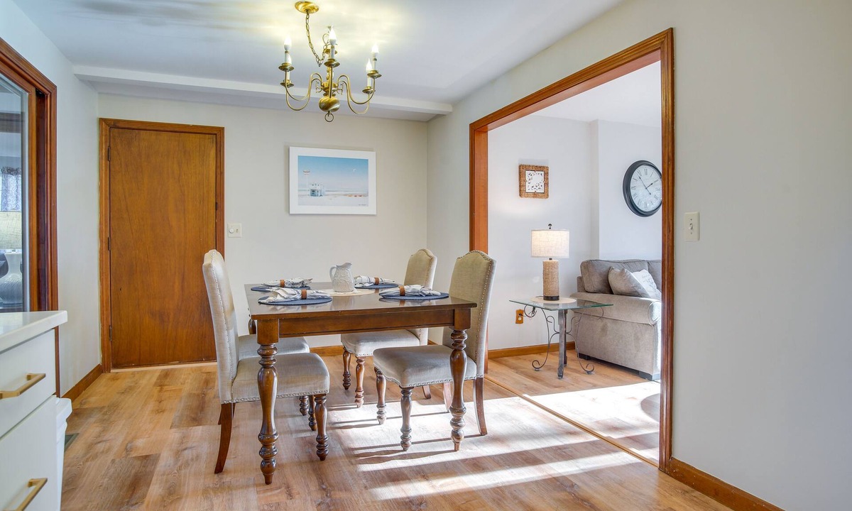 Centerville House | Golf & Unwind: Family Home 2 Mi to Covell’s Beach!