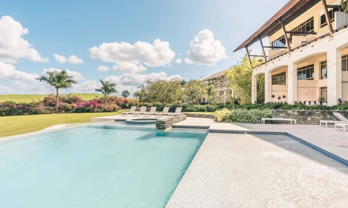 Los Altos Apartment | Golf-View Luxury Apartment w/Pool Access