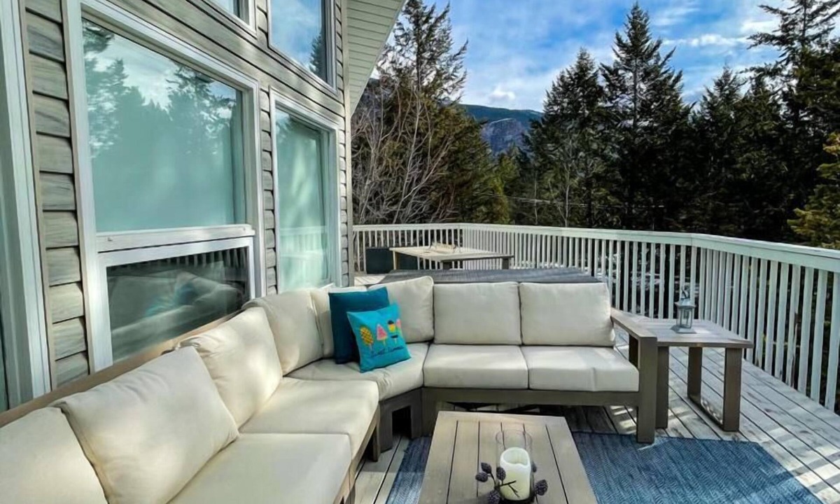 Invermere Cottage | Golfers Paradise- Modern Cape Cod Cabin, Family Friendly, Hot Tub, New floors