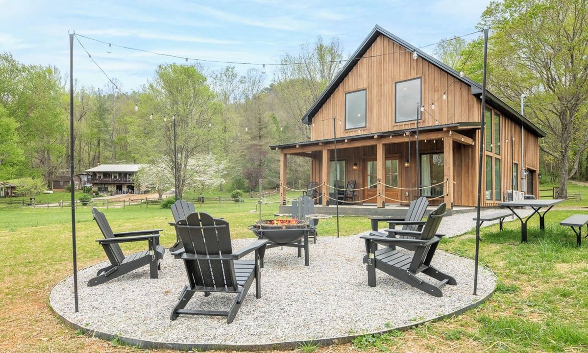 Townsend Cabin | Gorgeous 1BD+Loft Cabin w/River Access + Fireplace