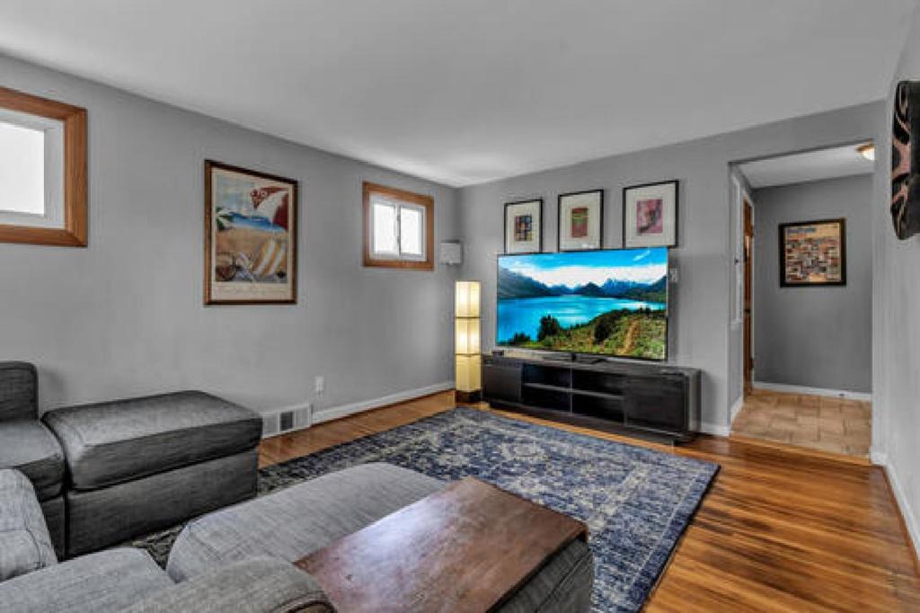 North Buffalo Apartment | Gorgeous 2 Bedroom Upper Apartment with Free Parking in North Buffalo