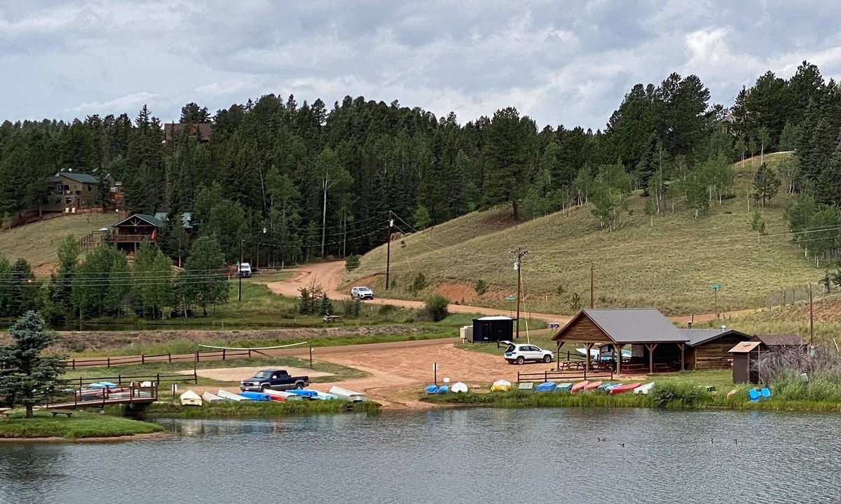 Spring Valley House | *Gorgeous 3bdrm Cabin Sleeps 12 on a Private Lake*