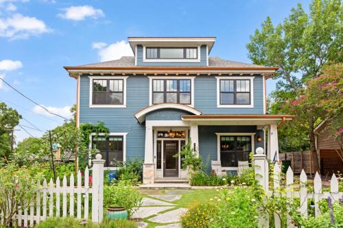 Westfield House | Gorgeous 4BD Plus Studio for 12 with Fire Pit & Near Downtown