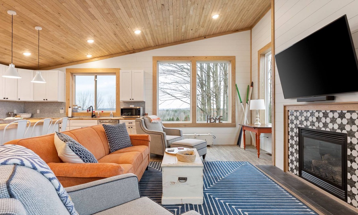 Williamsburg Cabin | 🐎 Gorgeous 6BDR Farmhouse w/ Stables & 3 Paddocks ➠ 9246!