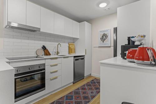 Auckland Central Business District Apartment | Gorgeous Abode With Pool and Parking near SkyTower