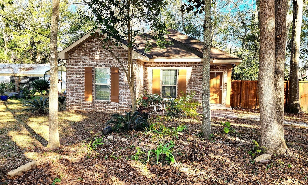 Silverhill House | Gorgeous and Modern 3 Bedroom Home - Easy Walk to Downtown Silverhill Dining
