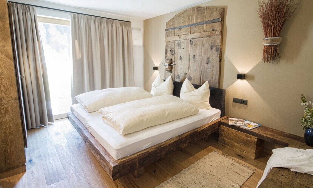 Selva di Val Gardena Apartment | Gorgeous Apartment Close to Ski Lifts with Wi-Fi, Parking and Garden