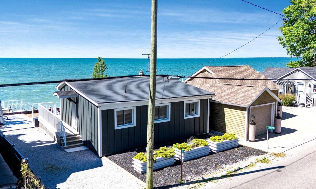 Leamington Cottage | Gorgeous Cottage with Fire Pit and Nice Beach Vistas in Leamington, Ontario