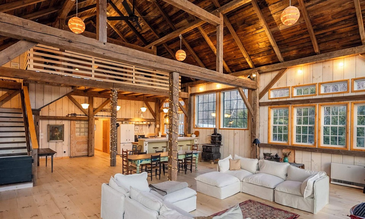 South Londonderry House | Gorgeous couples barn with WiFi & hot tub in lovely Londonderry