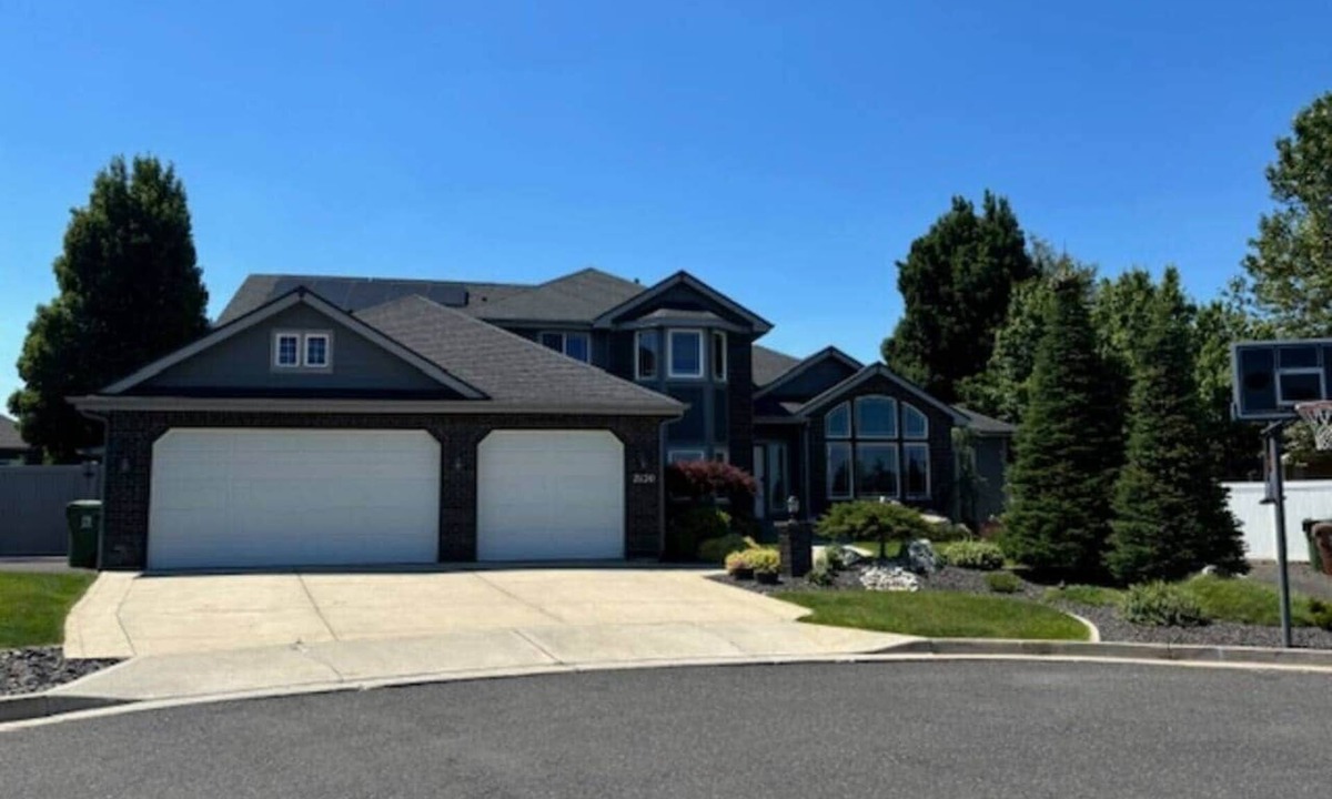 Spokane House | Gorgeous Executive Home - Hot Tub, Gym, Theatre, and More!