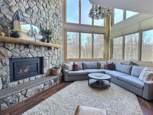 Lutsen House | Gorgeous Executive Lutsen Townhome - Ski-in Ski-out, Pool, Hot Tub, Hiking, Biking, campfires and more!
