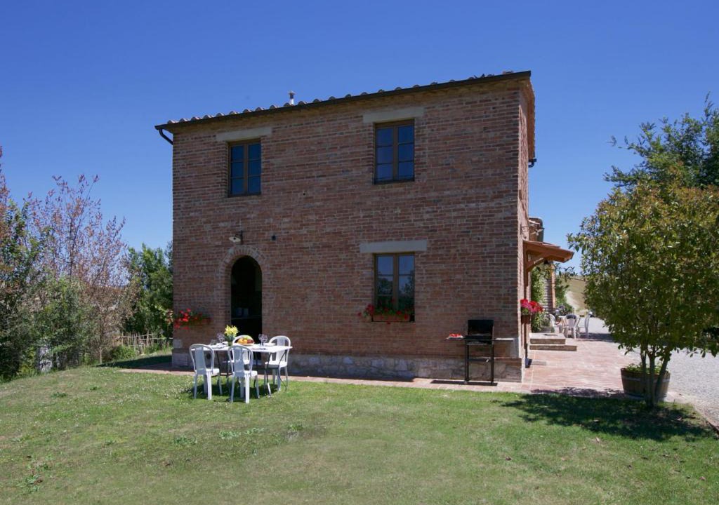 Torre A Castello House | Gorgeous Farmhouse with Pool in Castelnuovo Berardenga