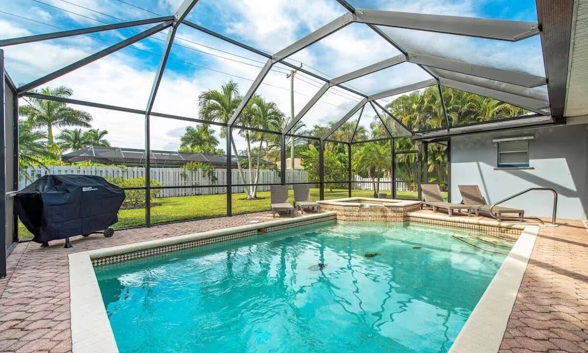 Palm River Estates House | Gorgeous Heated Pool and Hot Tub Home!