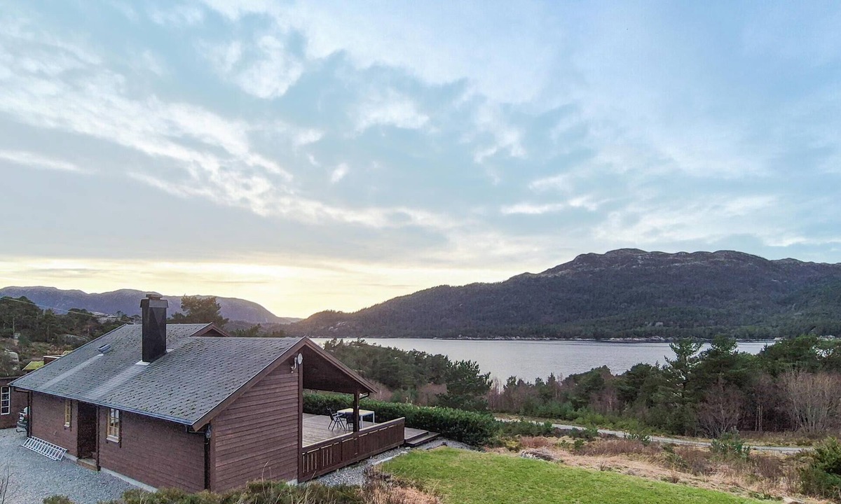 Gulen Municipality House | Gorgeous home in Eivindvik with house sea view