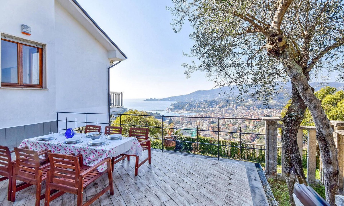 Rapallo House | Gorgeous home in Rapallo with house sea view