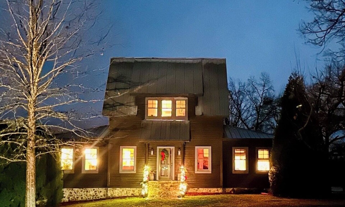 Thomson House | Gorgeous House Perfect for Masters Retreat
