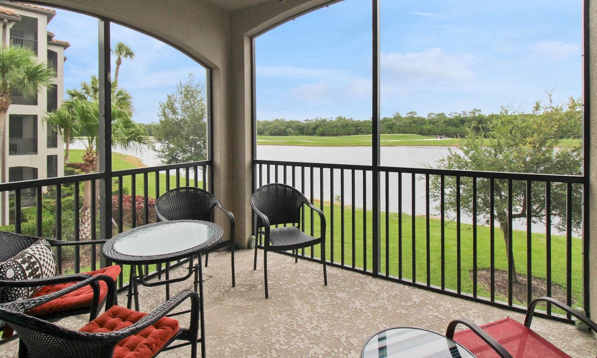 Lakewood Ranch Condo | Gorgeous lakefront 2nd floor condo in Lakewood National Golf club - The Artist's Way