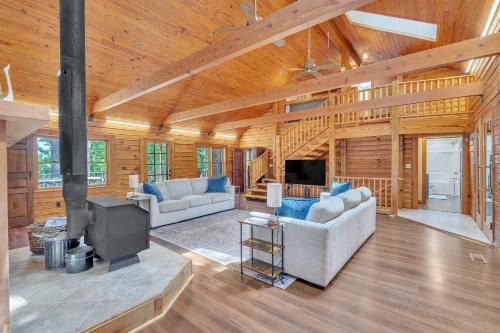 Mineral House | Gorgeous Lakefront Escape - New Renovations