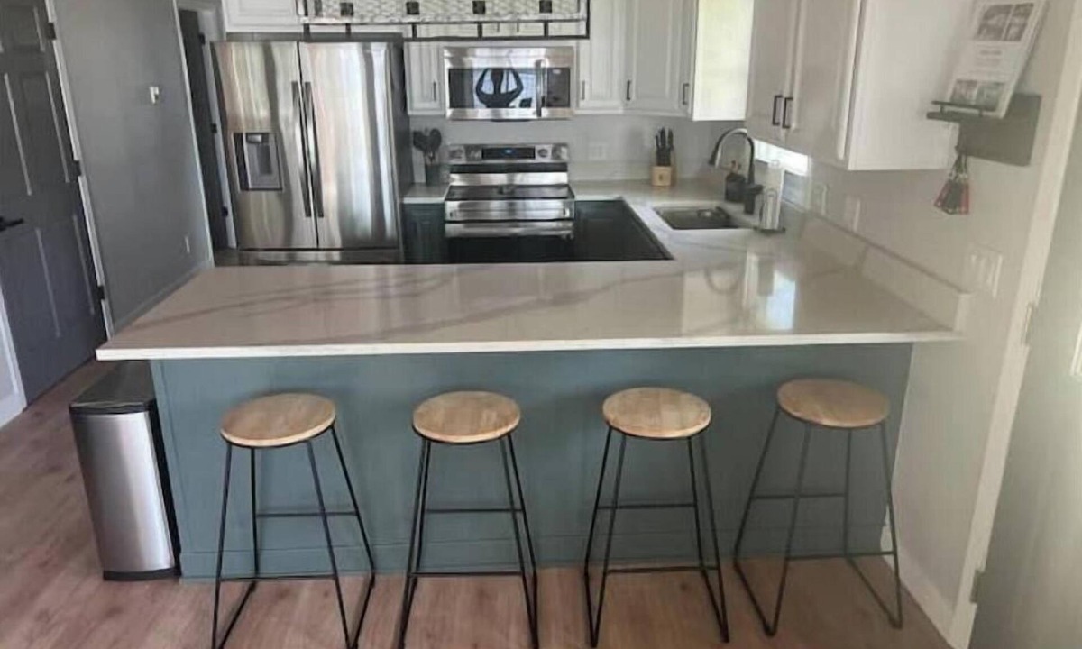 Woodland House | Gorgeous Lakefront Retreat with Waterside Bar Area