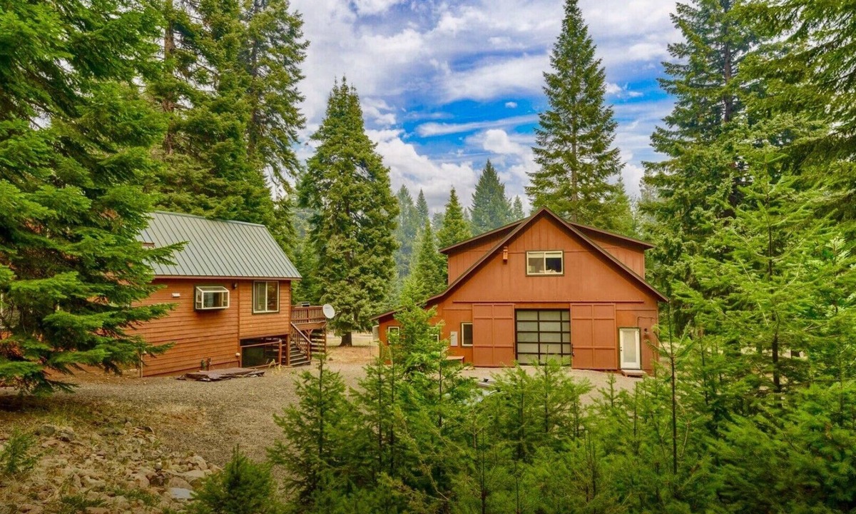 Ashland House | Gorgeous Lakeside BarnHOUSE + SAUNA!