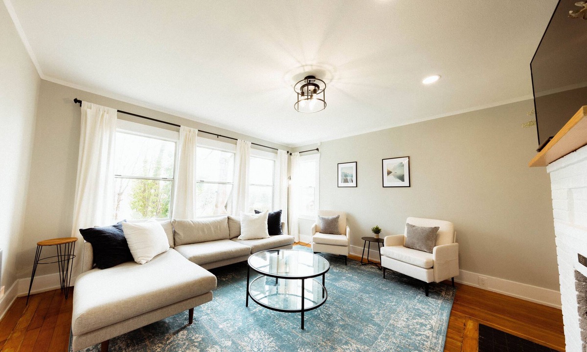North Beacon Hill House | Gorgeous Modern Getaway w/Peloton & Dual Monitors WFH set-up