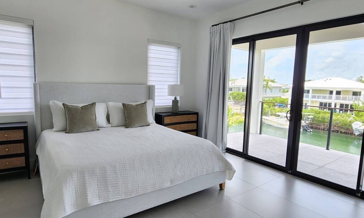 Venetian Shores House | Gorgeous newly constructed home in the exclusive neighborhood of Venetian Shores