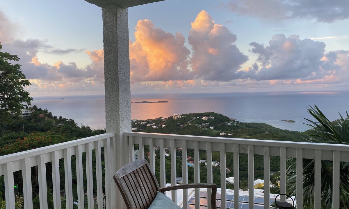 South Coast Apartment | Gorgeous Ocean Views; Near 3 Beaches; Pet-Friendly; Free Wifi, Parking, Laundry