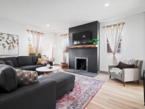 Firestone Park House | Gorgeous Remodel Game Room Sleeps 8