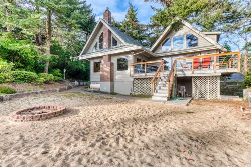 Florence House | Gorgeous riverfront house with entertainment - near Bay Street and the beach
