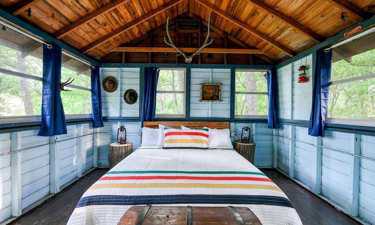 East Troy House | Gorgeous Rustic Scout Cabin for a Memorable Couples Retreat Surrounded by Nature in Troy, Wisconsin