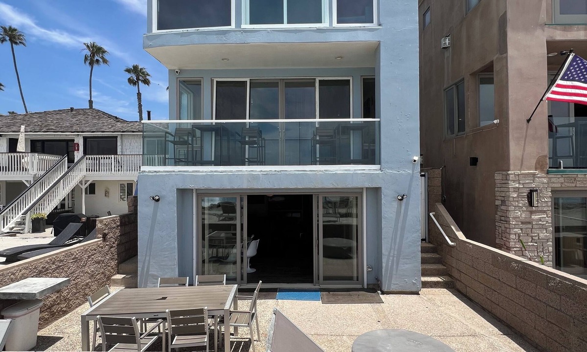 South Oceanside House | Gorgeous Spacious 4 Bedroom Beach House with Modern Amenities
