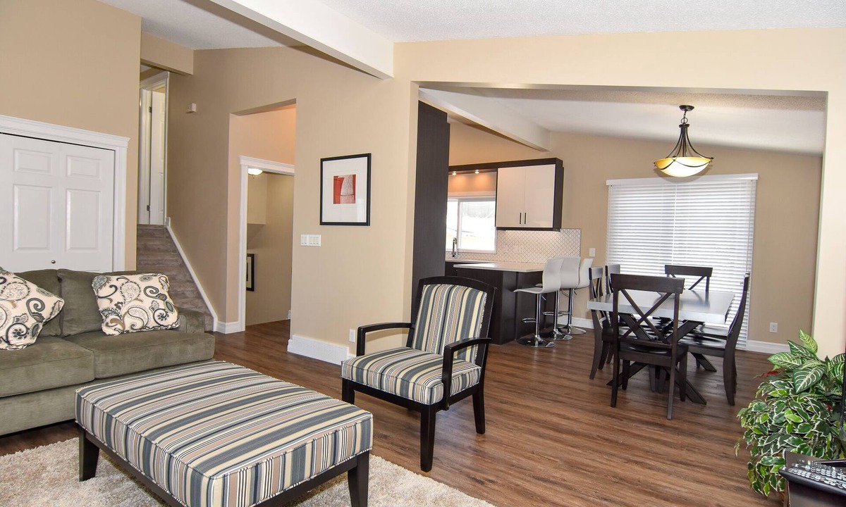 Dalhousie House | GORGEOUS, SPACIOUS, 6BDRS, 3.5BATHS, AC, CLS TO LRT, GROCERIES, MINS TO D/TOWN