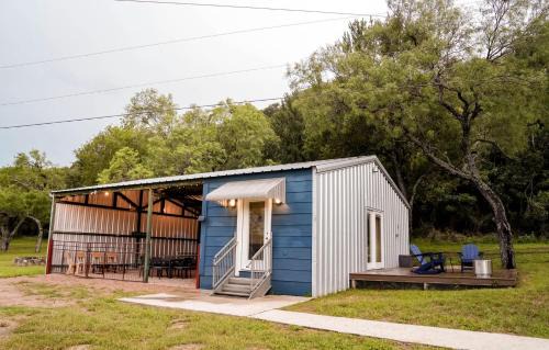 San Saba House | Gorgeous Tiny House with Fire Pit, Games and Barbecue in San Saba, Texas