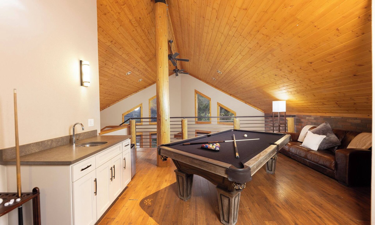Blue River House | Gorgeous updated mountain home just minutes from the slopes, private hot tub, pool table!