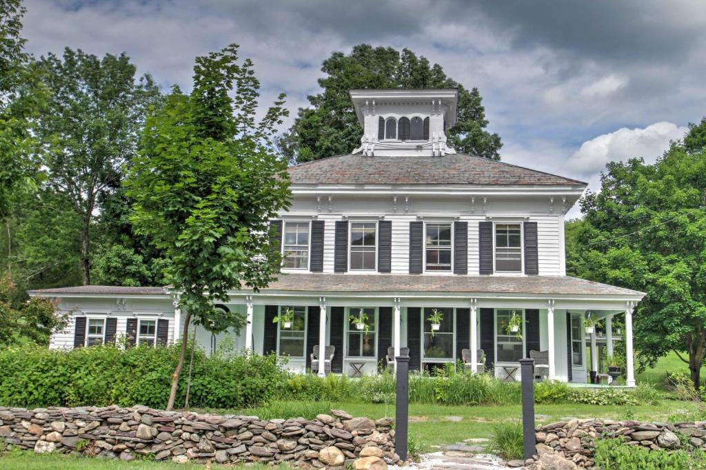 Rupert Villa | Gorgeous Victorian-Style House w/Hilltop Pool!